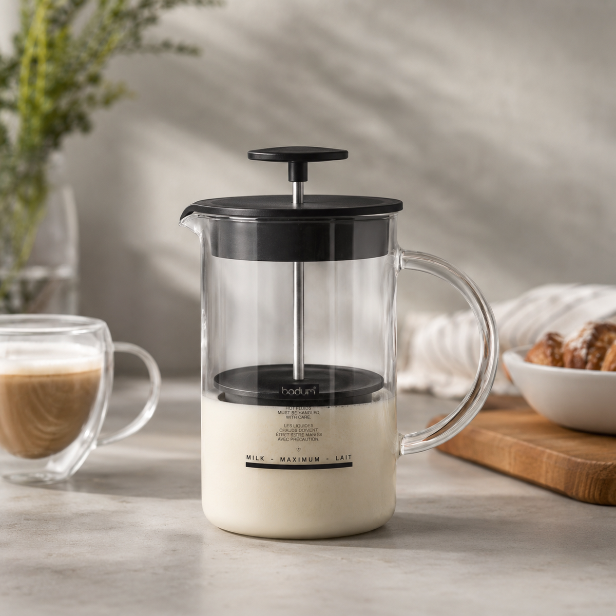 Batidor de Leche manual con asa de cristal 250 ml, negro